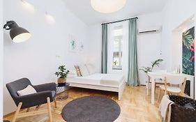 Private Parking - Old Town - Sw Krzyza 16 Street